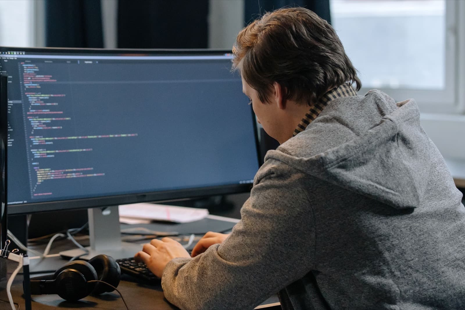 Notre développeur au travail sur le code d'un site